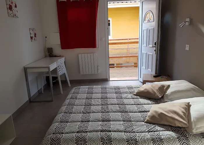 Nemo Aeroport De Pau 3* Sauvagnon