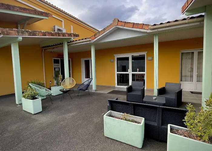 Hotel Nemo Aeroport De Pau 3*