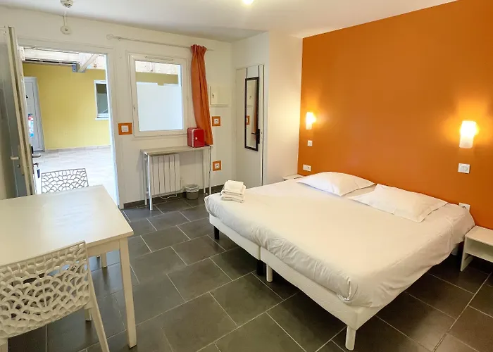 Hotel Nemo Aeroport De Pau 3*